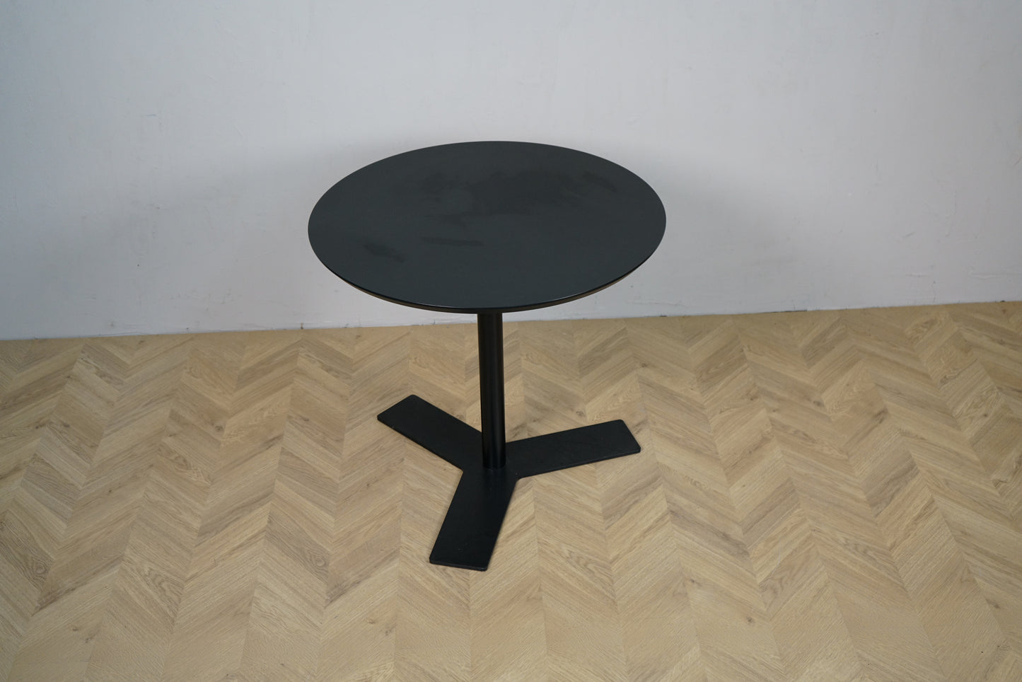 Rundt cafébord Ø80 i sort linoleum, set ovenfra