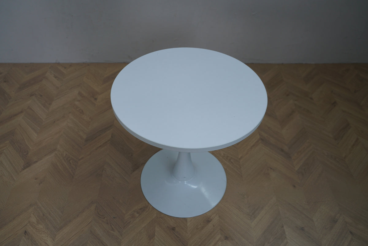 Rundt loungebord Ø65 cm med hvid laminatbordplade set ovenfra