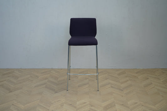 Savir højstol i sort set forfra med fuldpolstret ryg og sæde – elegant og komfortabel barstol med 72 cm siddehøjde.