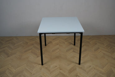 Savir spisebord i hvid laminat set forfra – moderne og pladsbesparende bord.