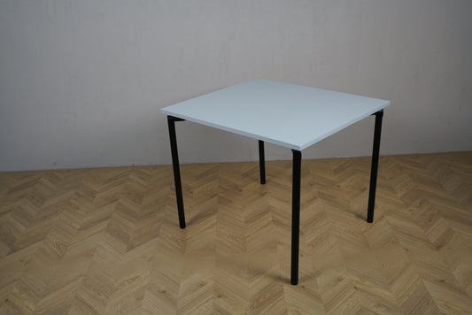 Klapbart Savir spisebord i hvid laminat set fra skrå vinkel – kompakt og funktionelt design.