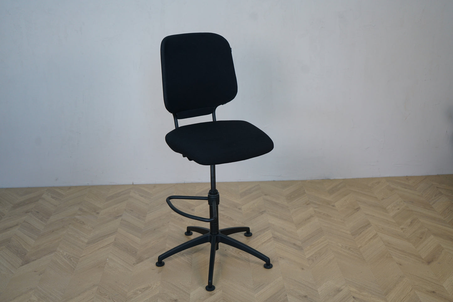 Savo arbejdsstol i sort med fodstøtte – ergonomisk høj kontorstol set fra skrå vinkel