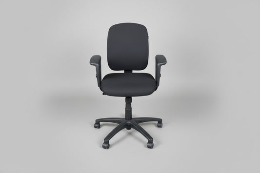 Savo Eos ergonomisk kontorstol set forfra med faste armlæn og justerbar ryghøjde