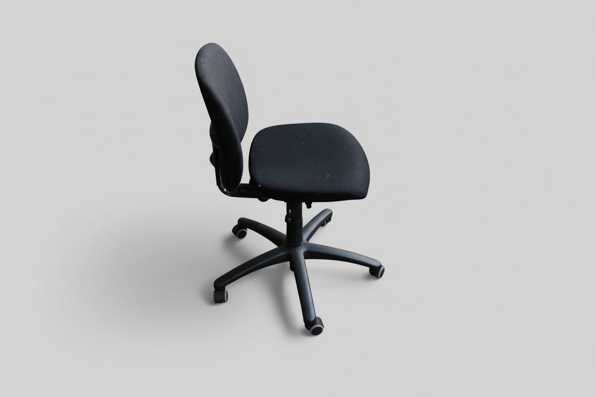 Savo Eos kontorstol i sort med lav ryg set fra siden med ergonomisk form og stabilt fodkryds.