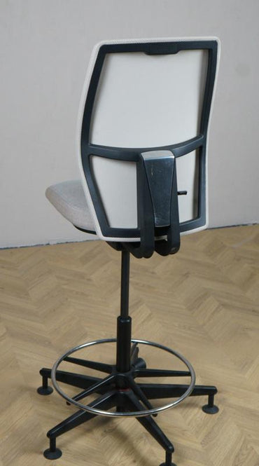 Savo højstol i beige set bagfra – justerbar høj kontorstol til reception og højbord