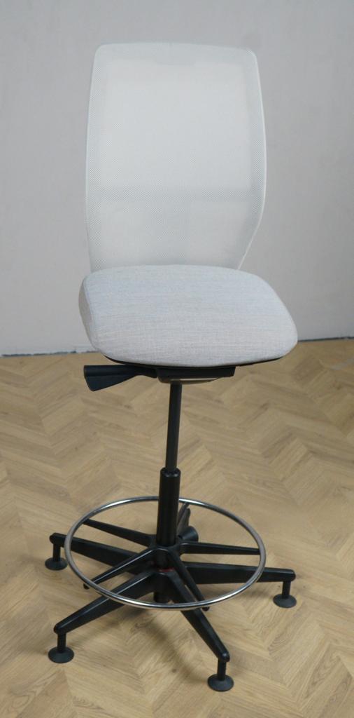 Savo højstol i beige set forfra – ergonomisk kontorstol til reception og skrankearbejde