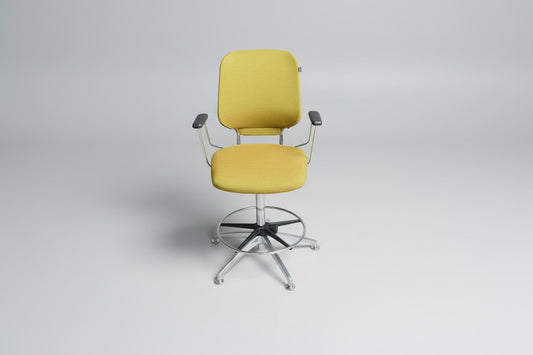 Savo kontorstol i gul polstring set forfra med armlæn, fodstøtte og elegant krom stel.
