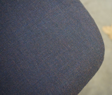 Close-up af Savo kontorstolens mørkeblå polstring og krom stel med armlæn