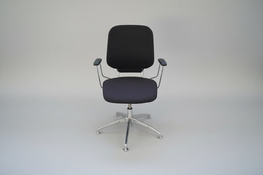 Savo kontorstol i mørkeblå med armlæn og krom stel set forfra