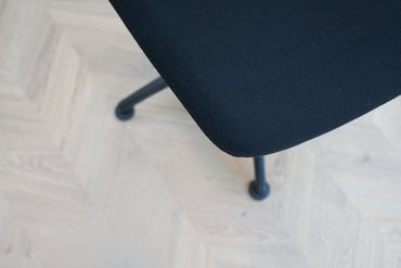 Close-up af sort Savo mødestol med polstret sæde og ryglæn