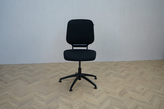 Savo sort mødestol – justerbar konferencestol set forfra