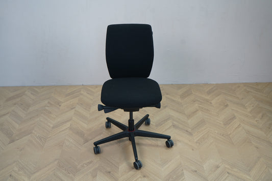 Savo Soul kontorstol i sort Fame set forfra med gummibanehjul