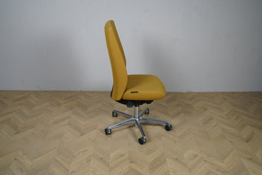 Savo XO kontorstol uden armlæn i karrygul Fame-polstring set fra siden