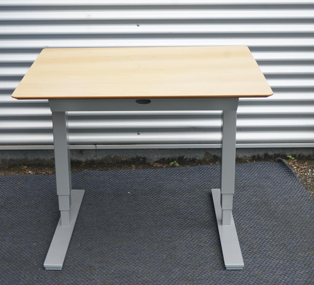 Bagside af Scanoffice skrivebord med hæve-sænke funktion – birkefiner og gråt stel i kompakt 100x80 cm design