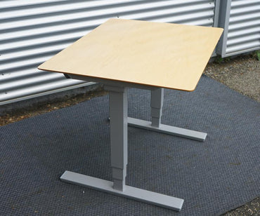 Skrå vinkel af Scanoffice hæve-sænke skrivebord – pladsbesparende model i birkefiner med gråt understel