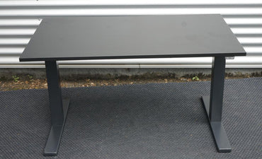 Frontvisning af Scanoffice hæve-sænkebord 120x80 med sort laminat bordplade og elektrisk hæve-sænkefunktion.