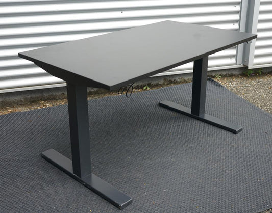 Skråt billede af Scanoffice hæve-sænkebord 120x80 med sort laminat bordplade og elektrisk justerbart stel.