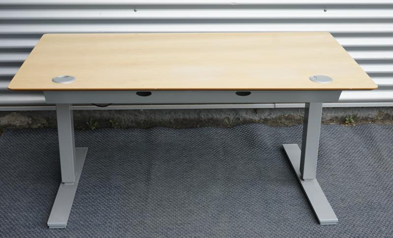 Scanoffice hæve-sænkebord 140x80 i ahornfiner set bagfra, med gråt understel, kabelbakke og kabelgennemføring.