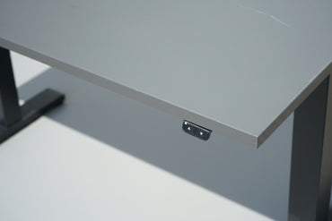 Close up af ScanOffice hæve-sænkebord med antracitgrå laminatbordplade i slidstærk kvalitet og elegant finish.