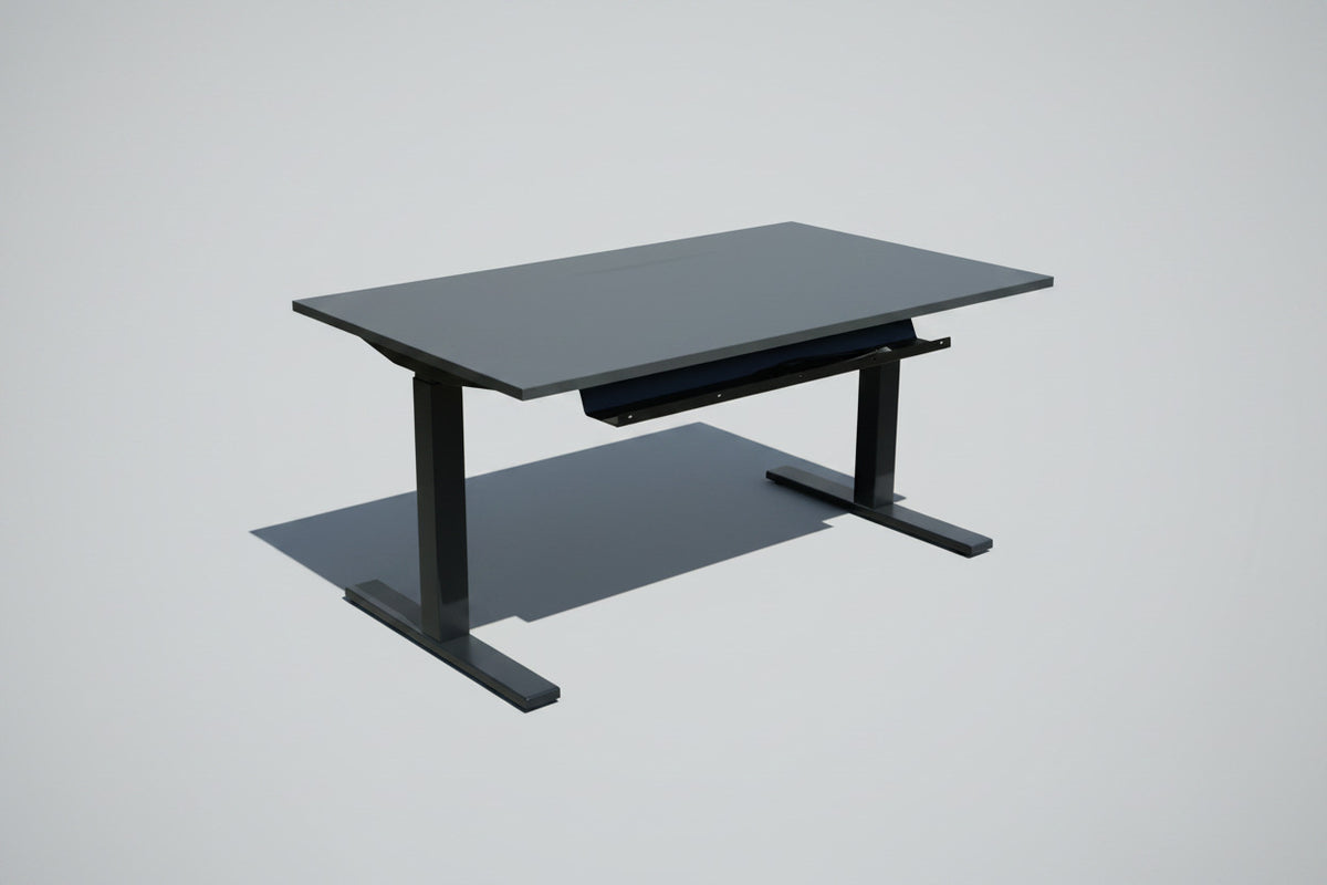Bagfra af ScanOffice hæve-sænkebord 140x80 cm med antracitgråt stel og sort kabelbakke til organiseret kabelstyring.