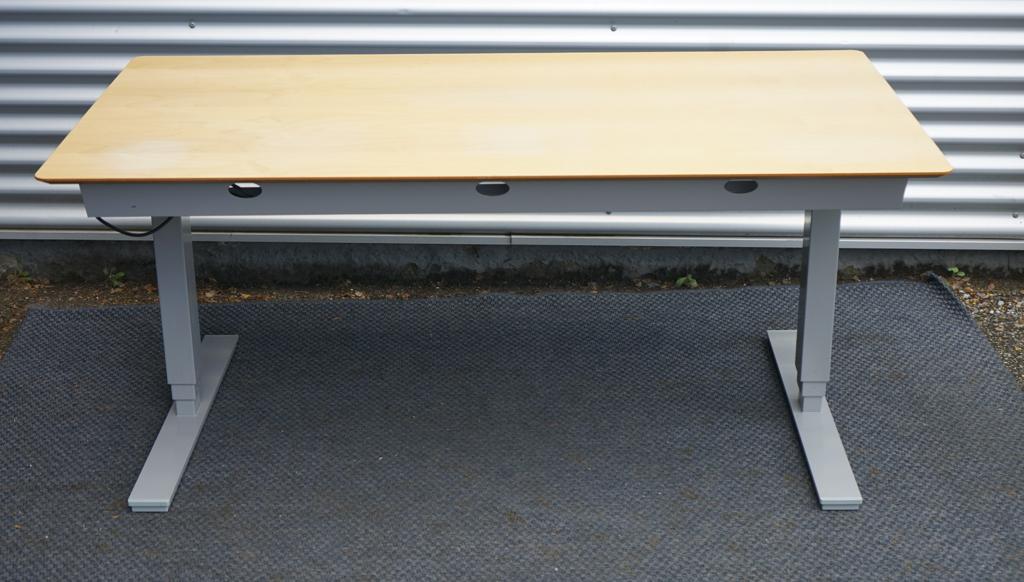 Bagfra visning af Scanoffice hæve-sænkebord 160x80 cm med kabelbakke og gråt understel.