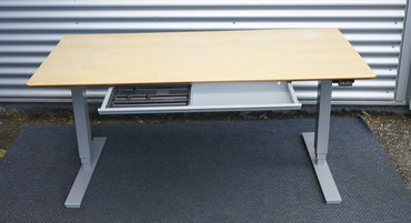 Frontvisning af Scanoffice hæve-sænkebord 160x80 cm med ahornfiner bordplade og gråt understel.