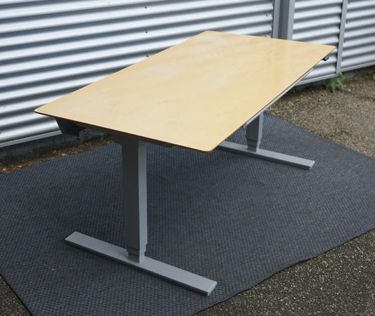 Scanoffice hæve-sænkebord 160x80 cm med ahornfiner bordplade og gråt understel, set fra skrå vinkel.