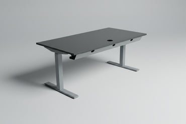 Bagfra af ScanOffice hæve-sænkebord 160x80 cm med gråt stel, grå kabelbakke og kabelgennemføring.