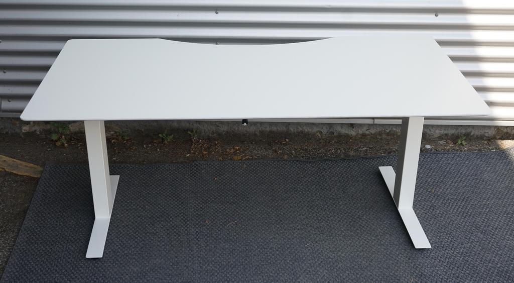 Scanoffice hæve-sænkebord 160x80 set bagfra med hvid laminatbordplade, kabelbakke og hvidt stel.