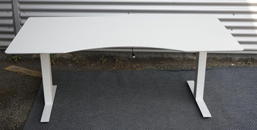 Frontbillede af Scanoffice hæve-sænkebord 160x80 med hvid laminatbordplade og hvidt stel med mavebue.