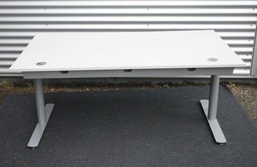 Bagfra visning af Scanoffice hæve-sænkebord 160x80 med hvid soft nanolaminat bordplade og kabelbakke under bordpladen.