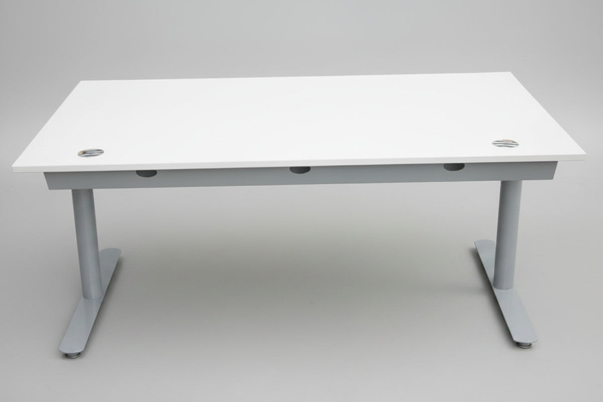 Bagfra visning af Scanoffice hæve-sænkebord 160x80 med hvid soft nanolaminat bordplade og kabelbakke under bordpladen.