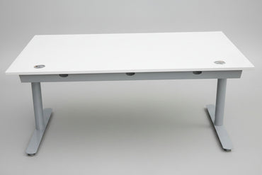 Bagfra visning af Scanoffice hæve-sænkebord 160x80 med hvid soft nanolaminat bordplade og kabelbakke under bordpladen.