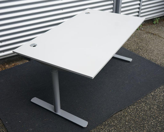Skråt billede af Scanoffice hæve-sænkebord 160x80 med hvid soft nanolaminat bordplade og elektrisk justerbart stel.