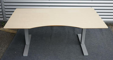 Frontbillede af Scanoffice hæve-sænkebord 160x90 i birkefiner med mavebue, gråt understel, kabelbakke og kabelgennemføring.