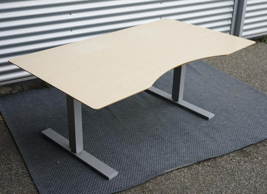 Scanoffice hæve-sænkebord 160x90 i birkefiner med mavebue, affasede kanter, kabelbakke og kabelgennemføring, set fra skrå vinkel.