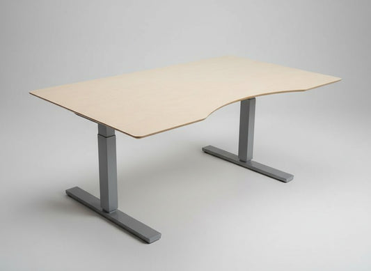 Scanoffice hæve-sænkebord 160x90 i birkefiner med mavebue, affasede kanter, kabelbakke og kabelgennemføring, set fra skrå vinkel.