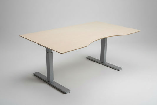 Scanoffice hæve-sænkebord 160x90 i birkefiner med mavebue, affasede kanter, kabelbakke og kabelgennemføring, set fra skrå vinkel.