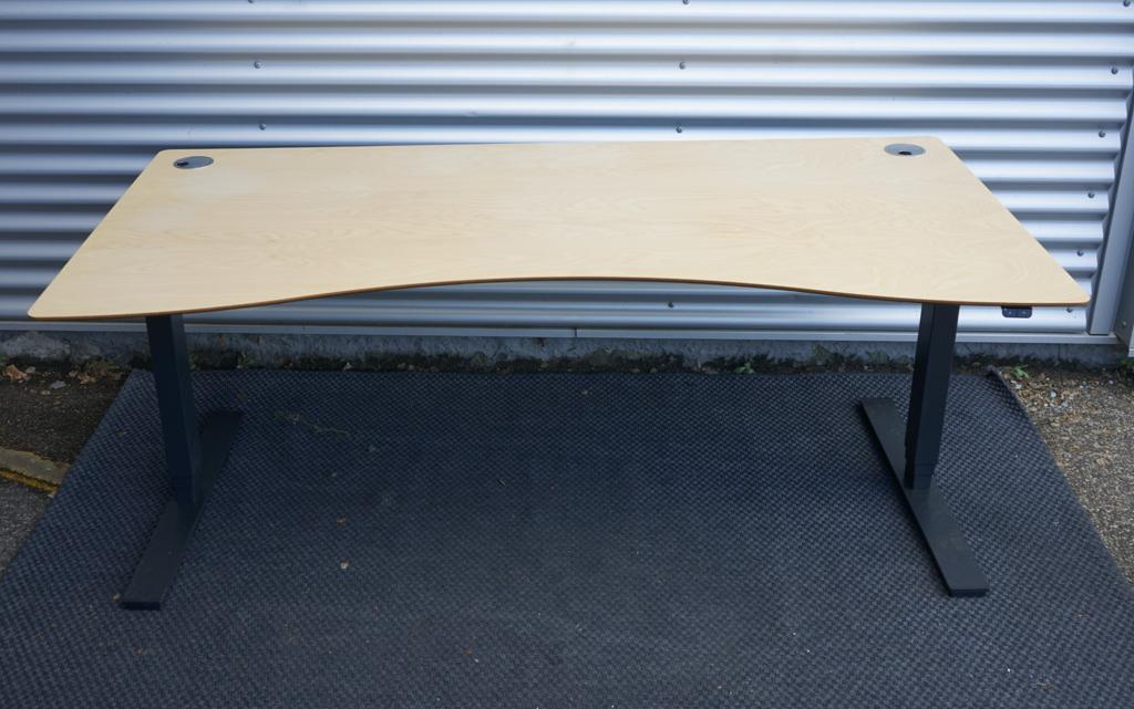 Frontvisning af Scanoffice hæve-sænkebord i 180x90 cm med lys ahornfiner, elegant mavebue og integreret kabelgennemføring.