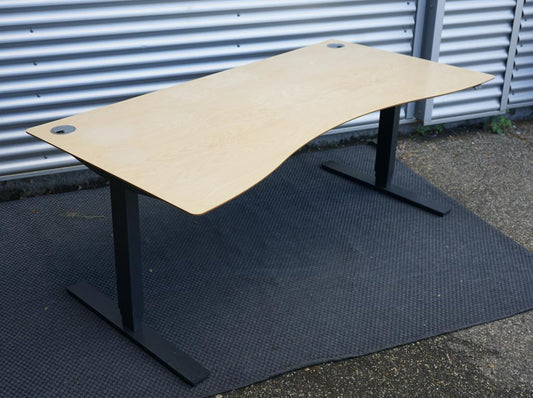 Scanoffice hæve-sænkebord 180x90 cm i ahornfiner med mavebue og affasede kanter, set fra skrå vinkel med kabelgennemføring og kabelbakke.