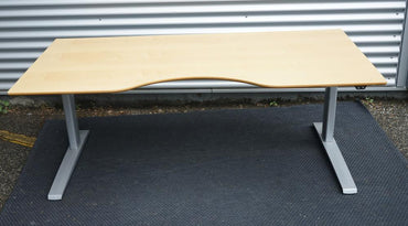 Frontbillede af Scanoffice hæve-sænkebord 180x90 med bordplade i bøg og to motorer til justerbar højde.