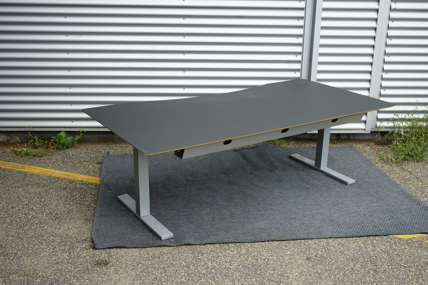 Frontbillede af Scanoffice hæve-sænkebord 200x100 cm med sort linoleum, trækant og buet front