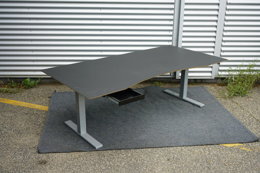 Scanoffice hæve-sænkebord 200x100 cm i sort linoleum med trækant og gråt stel – set fra skrå vinkel