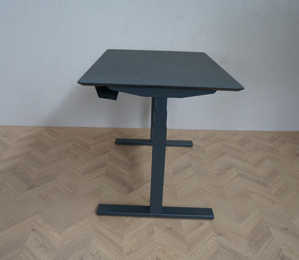 Scanoffice hæve-sænkebord i sort set fra siden. Slankt elektrisk stel og sort bordplade i linoleum med affasede kanter. Pladsbesparende model 120x80 cm.