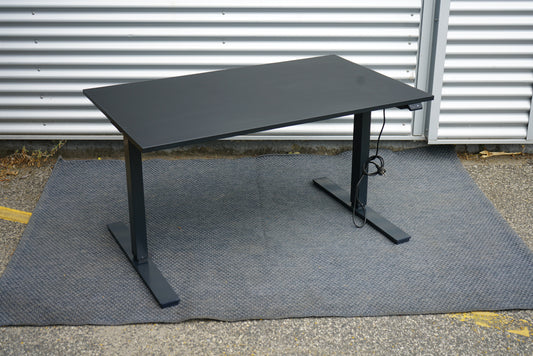 Scanoffice hæve-sænkebord i sort Soft Nano laminat set fra skrå vinkel – ergonomisk skrivebord 120x80 cm