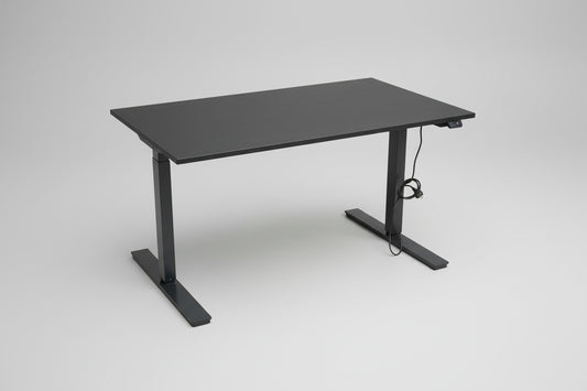 Scanoffice hæve-sænkebord i sort Soft Nano laminat set fra skrå vinkel – ergonomisk skrivebord 120x80 cm