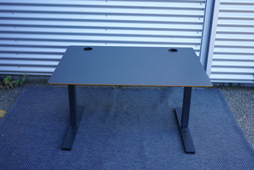 Scanoffice hæve-sænkebord i sort linoleum med trækant og sort stel set fra front