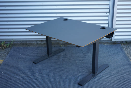 Scanoffice hæve-sænkebord i sort linoleum med trækant og sort stel set fra skrå vinkel