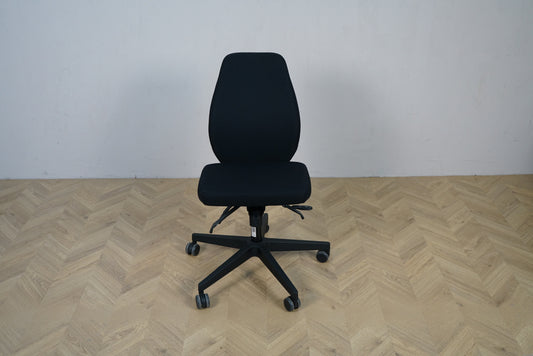 Scanoffice sort kontorstol med justerbart sæde og ryg set forfra.