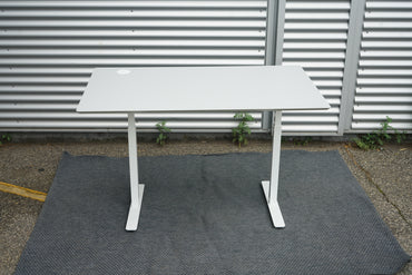 Frontbillede af Scanoffice skrivebord 140x80 cm med hvidt stel og askegrå bordplade